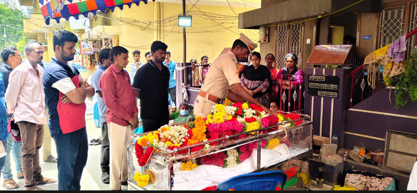 పోలీసు లాంఛనాలతో ఏఎస్ఐ బాలకృష్ణుడికి కన్నీటి వీడ్కోలు.. - Additional Image